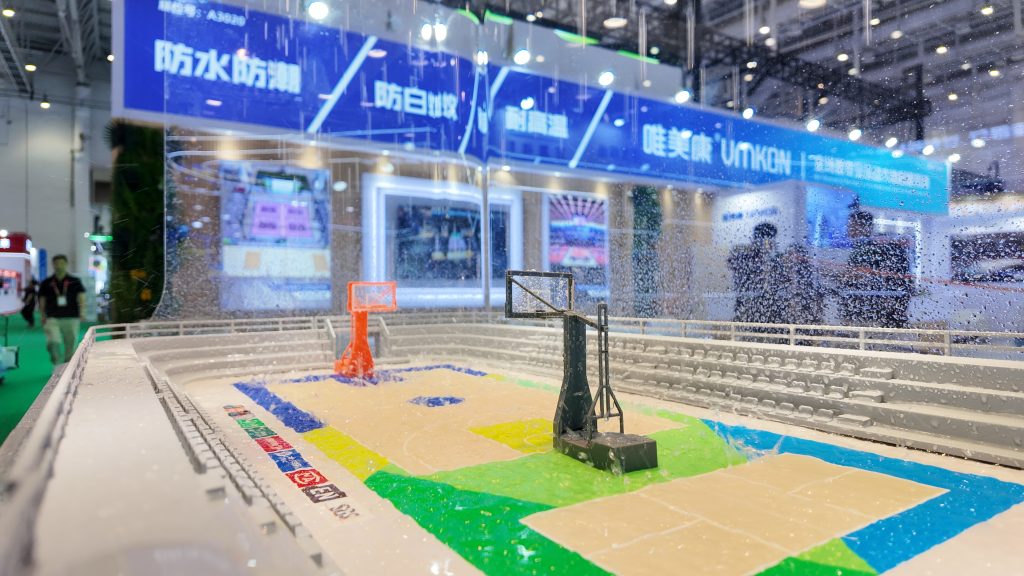 门体博会唯美康防水运动地板沙盘淋雨试验,生物基地板现场防水演示