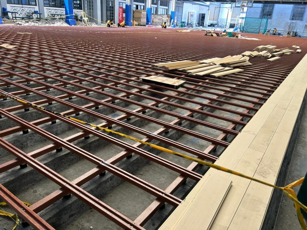 体育馆运动木地板翻新施工现场 拆除面层后重新铺设龙骨结构实拍