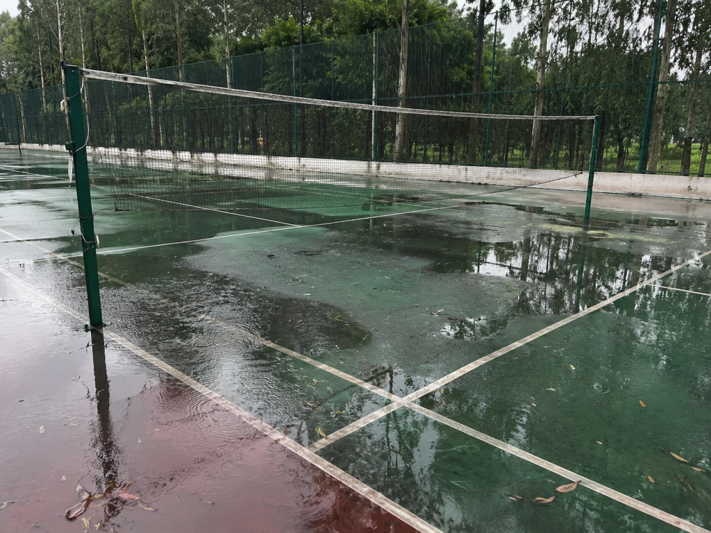 户外运动场遭遇雨水积水,户外运动地板需要重视防水防潮与材料长期稳定性