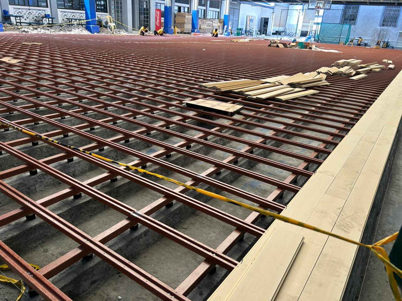 海外高校篮球馆运动地板龙骨基层铺设施工现场